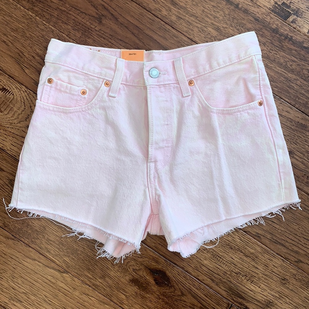 NWT PINK LEVI’S 501 SHORTS